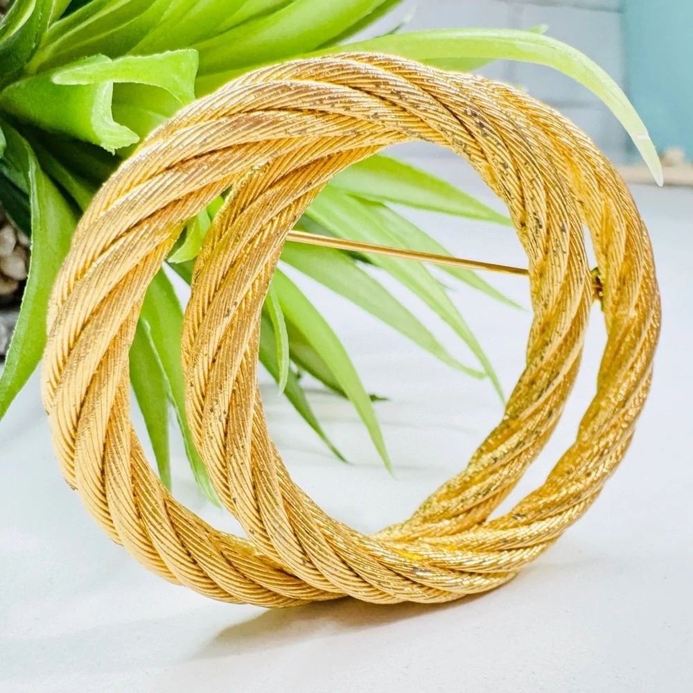 Vintage 80s Christian Dior Retro Gold Tone Double Circle Twisted Rope Brooch Pin